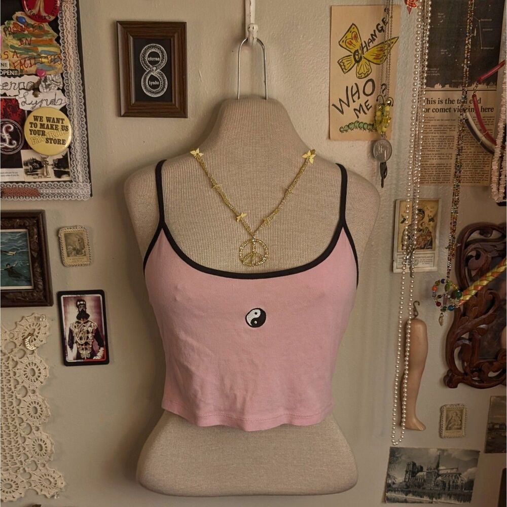 Embroidered Yin Yang Graphic Cropped Cami Tank Top Women's Medium Light Pink